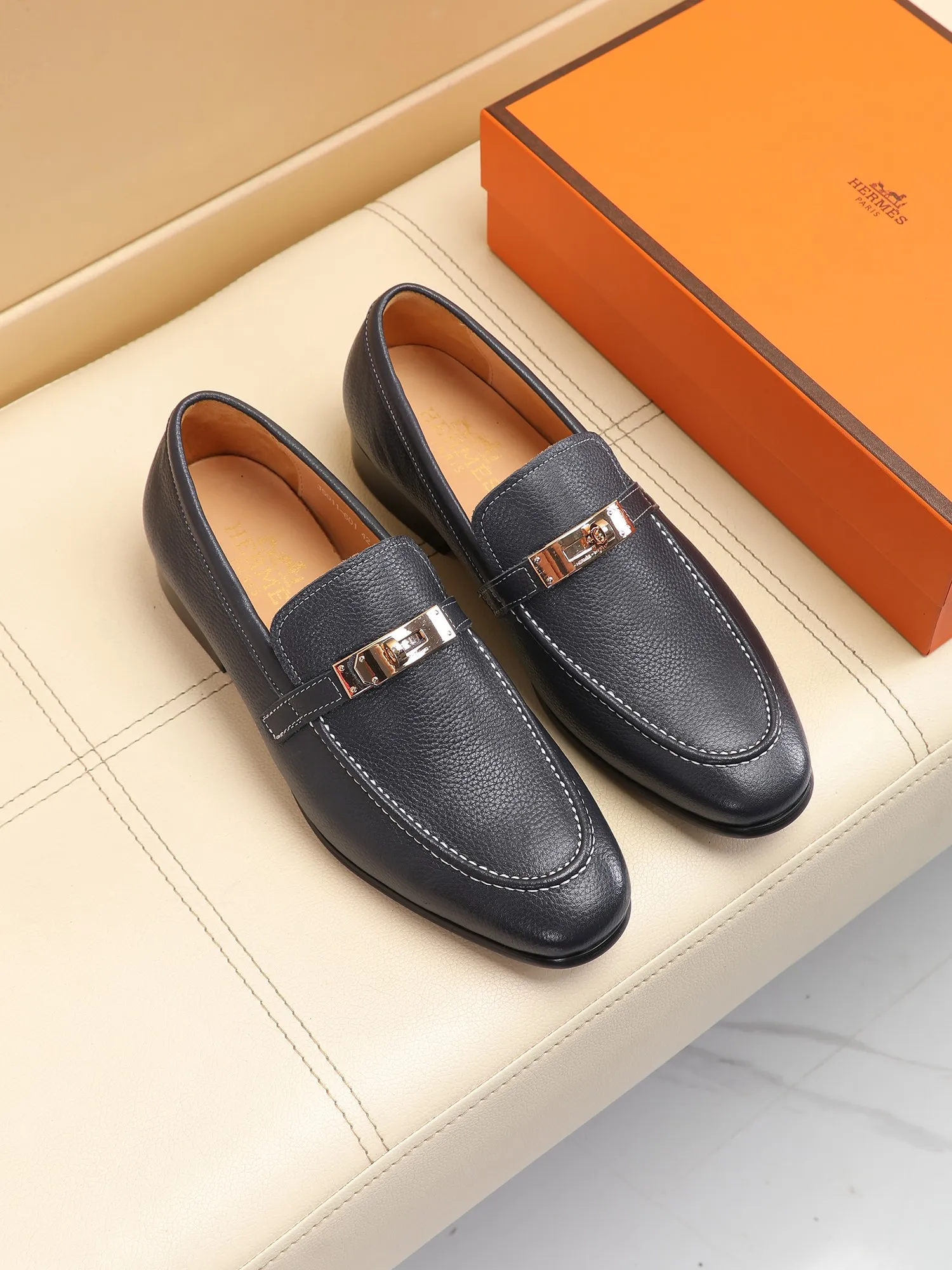 Factory price 440💶[HERMES] (cowhide lining)🍀Italian top luxury🍀He does not pursue novel styles and gorgeous colors, but attracts the favor of successful men with his flawless, elegant and classic style! This very, very comfortable, simple and stable style makes it easy to match any style! The pattern is absolutely 1:1 refined from the original case, and we strive for excellence in materials, imported cowhide + cowhide lining💪💪💪extraordinary texture👍! .Code number: 39 to 44 (38.4546 customized)